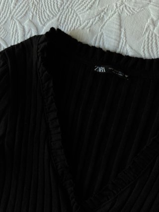 Top Zara negro con volantes