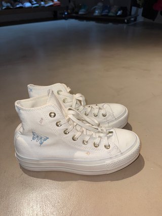 Converse Blancas con Mariposas