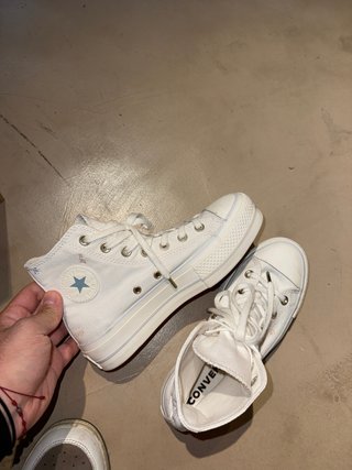 Converse Blancas con Mariposas