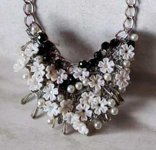 Collar plateado con flores y perlas