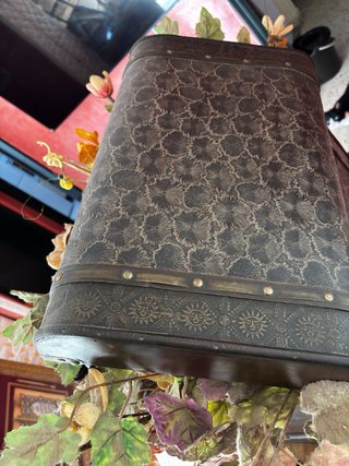 Baúl de madera y metal decorativo