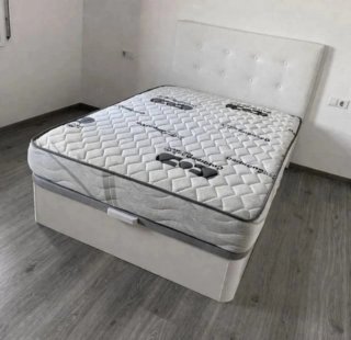 Canapé de madera con colchones viscoelástica