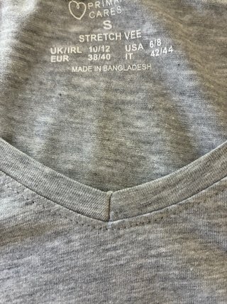 Camiseta gris con estampado de tractor