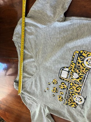Camiseta gris con estampado de tractor