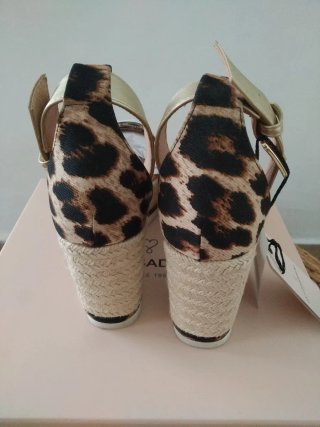 Cuñas Lola Casademunt doradas/leopardo, Talla 38