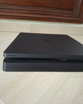 PS4 Slim 500GB + 2 Mandos + Base Carga Impecable