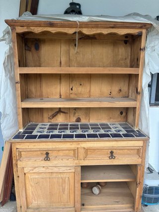 Mueble de madera con detalles cerámicos