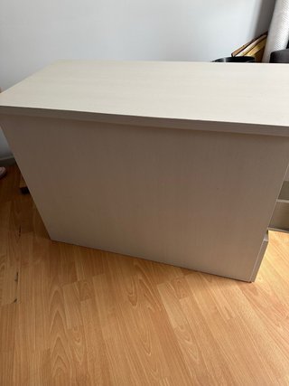 Cajonera blanca con tiradores rosas