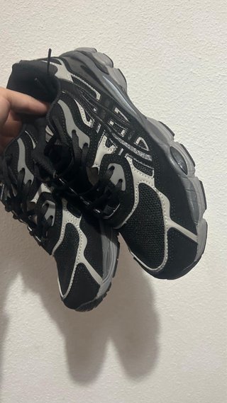 Zapatillas deportivas negras y grises Talla 42