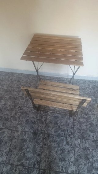Mesa y silla plegable de madera y metal