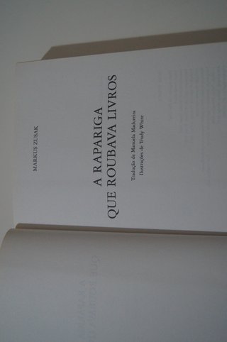 RAPARIGA QUE ROUBAVA LIVROS.