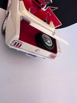 Ford Mustang Convertible 1965 Escala 1:18