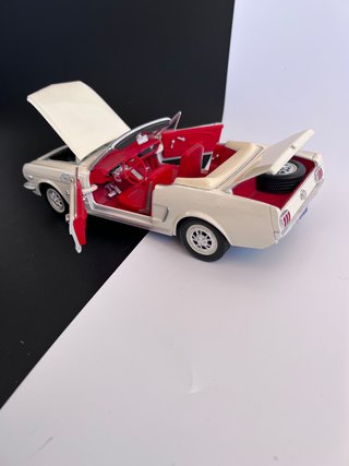 Ford Mustang Convertible 1965 Escala 1:18
