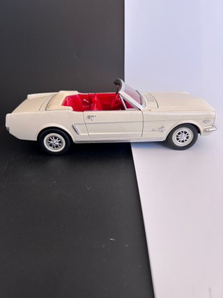 Ford Mustang Convertible 1965 Escala 1:18