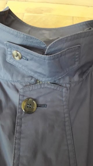 Chaqueta impermeable Justo Gimeno azul plomizo.