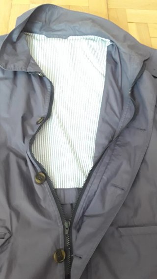 Chaqueta impermeable Justo Gimeno azul plomizo.