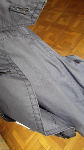 Chaqueta impermeable Justo Gimeno azul plomizo.
