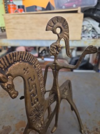 Escultura de caballo y jinete de latón