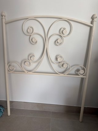 Cabecero forja blanco roto con flores