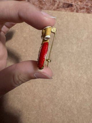 Pin traje fallera oro y rojo