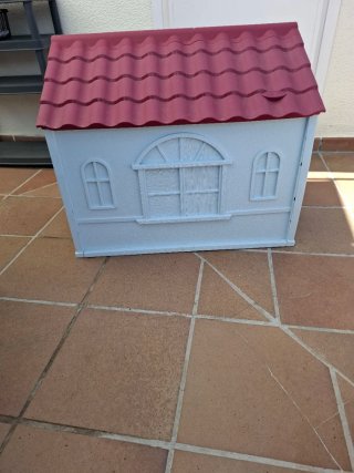 Caseta para perro de plástico gris y rojo