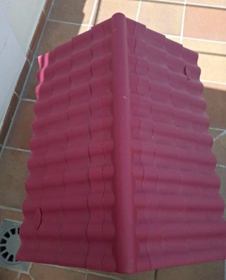 Caseta para perro de plástico gris y rojo