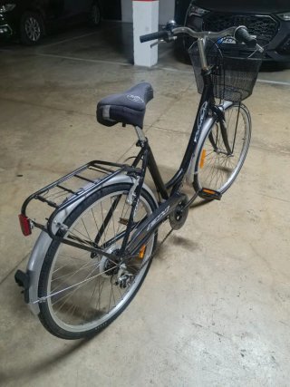 Bicicleta urbana negra con cesta
