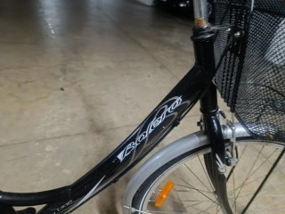 Bicicleta urbana negra con cesta