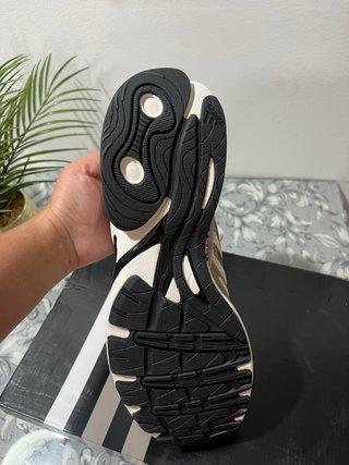 Zapatillas Adidas plateadas y blancas