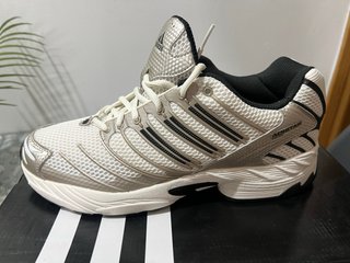 Zapatillas Adidas plateadas y blancas