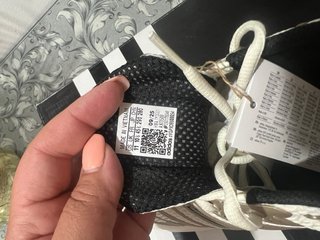 Zapatillas Adidas plateadas y blancas