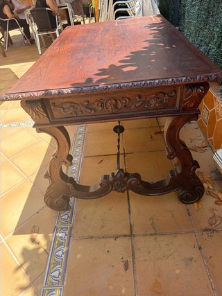 Mesa antigua de madera oscura