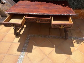 Mesa antigua de madera oscura