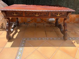 Mesa antigua de madera oscura