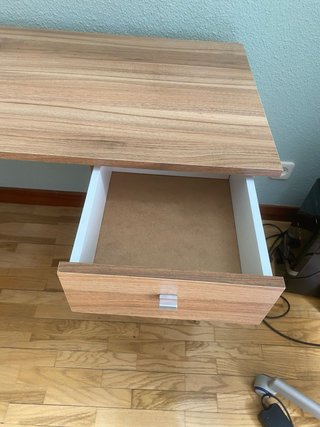 Escritorio de madera color beige y marrón