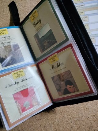 LOTE ARCHIVADOR CON 50 CDS DE MUSICA CLASICA.