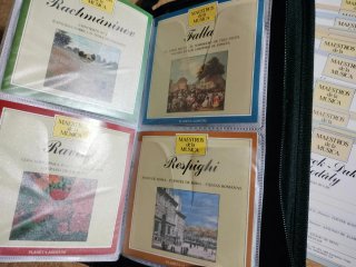 LOTE ARCHIVADOR CON 50 CDS DE MUSICA CLASICA.