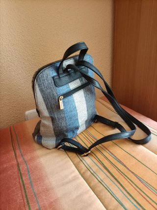 Mochila azul y gris