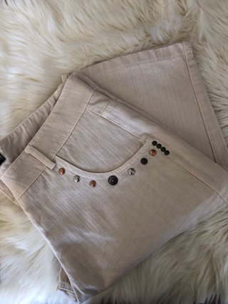 Bermuda Boutique Beige con Tachuelas