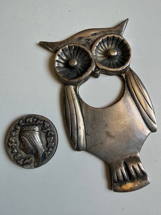 Abridor búho vintage y medalla Virgen Monserrat