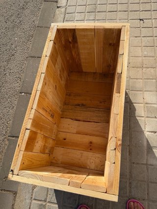 Jardinera de madera con ruedas