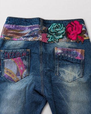 Pantalón vaquero Desigual bordado