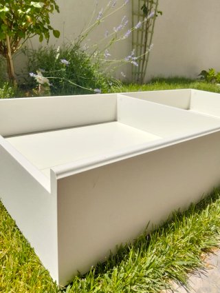 Cajones blancos de madera
