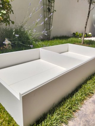 Cajones blancos de madera