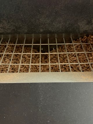 Estufa de pellets Qlima beige y negra