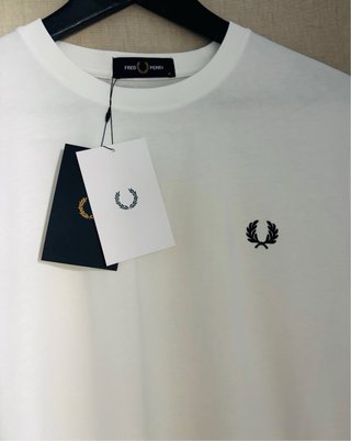 Maglietta Fred Perry con stampa tennis. NUOVA