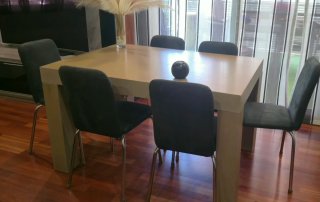 Mueble auxiliar salón madera y cristal con 2 mesas