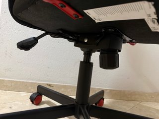 Silla de oficina ergonómica negra y roja