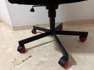 Silla de oficina ergonómica negra y roja