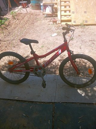 Bicicleta infantil roja